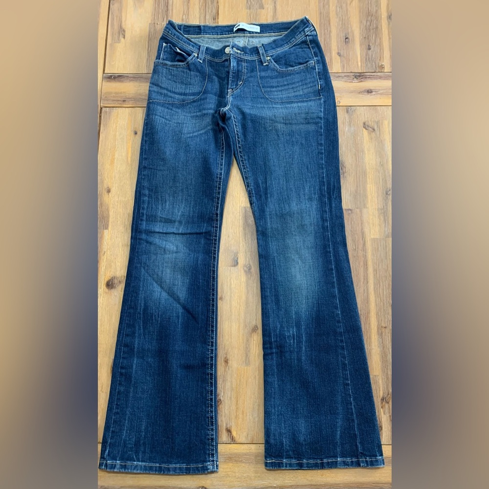 LEVI’S 528 Curvy Flare Bootcut Jeans - Size 9M - front pocket stitching low rise